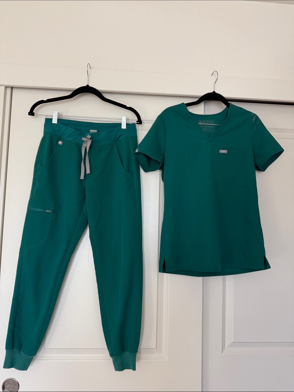 Dark Green Figs Scrubs Set - Top & Jogger Pants XS and XS Petite